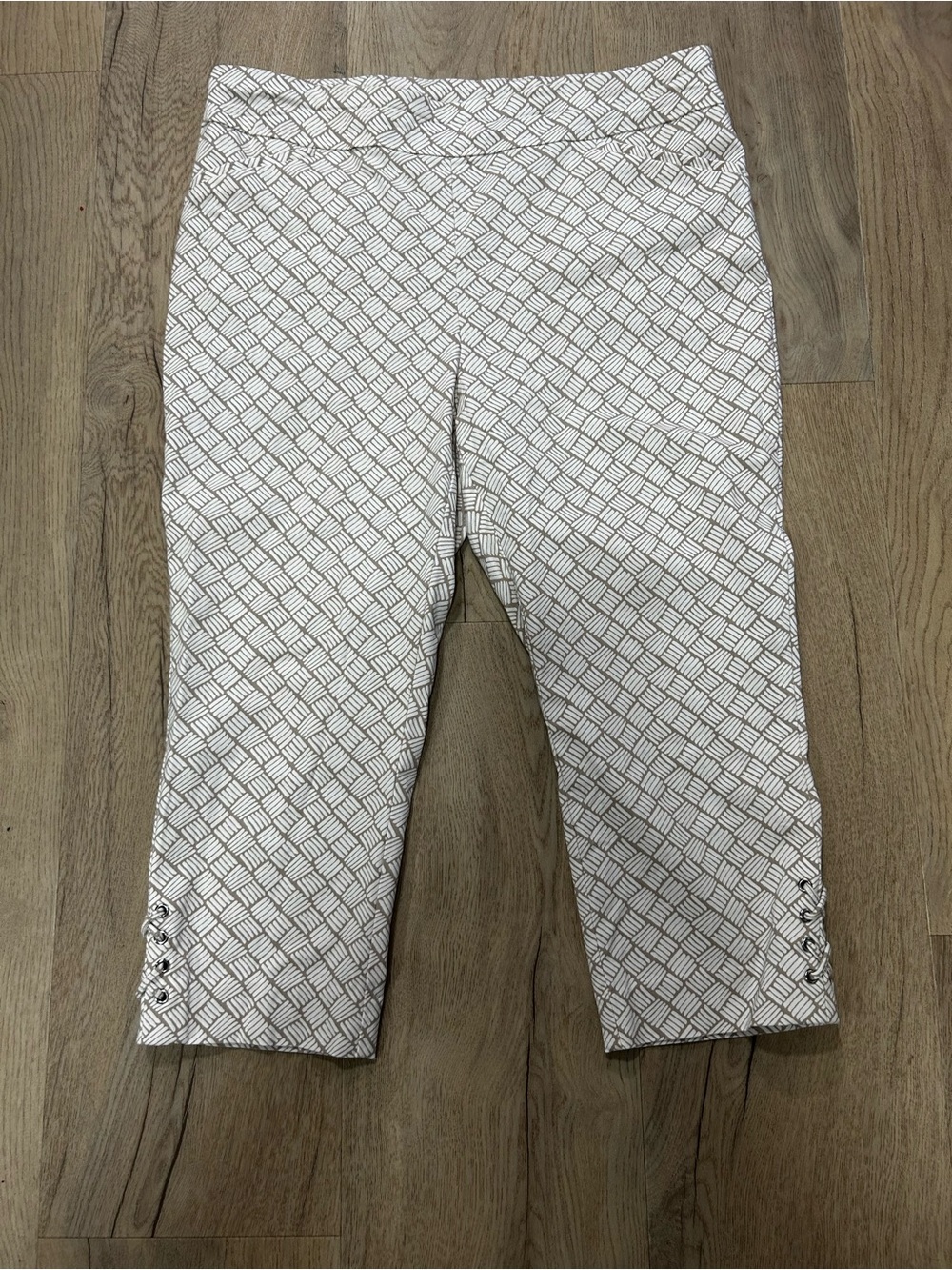 Chico's White Geometric Capri Leggings